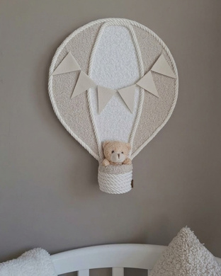 Bézs-fehér hőlégballon falidísz bézs zászlófüzérrel és teddy macival