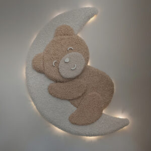 Bézs-karamell TeddyDream falidísz: alvó maci a holdon, éjjeli fénnyel