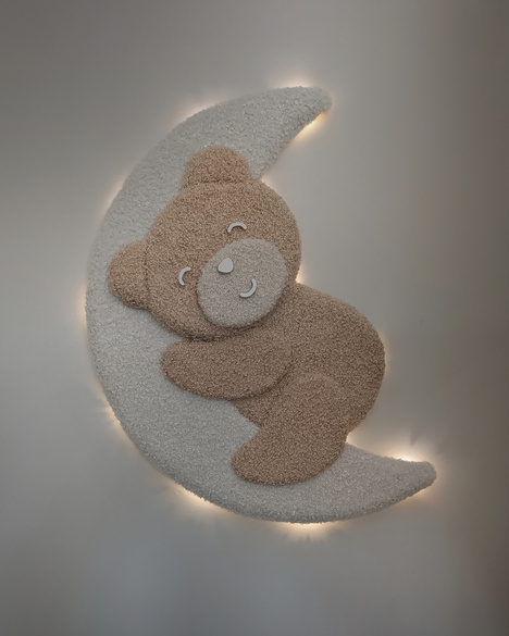 Bézs-karamell TeddyDream falidísz: alvó maci a holdon, éjjeli fénnyel