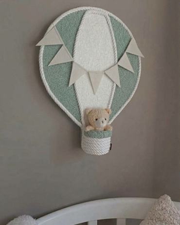 Zsályazöld-fehér hőlégballon falidísz bézs zászlófüzérrel és teddy macival